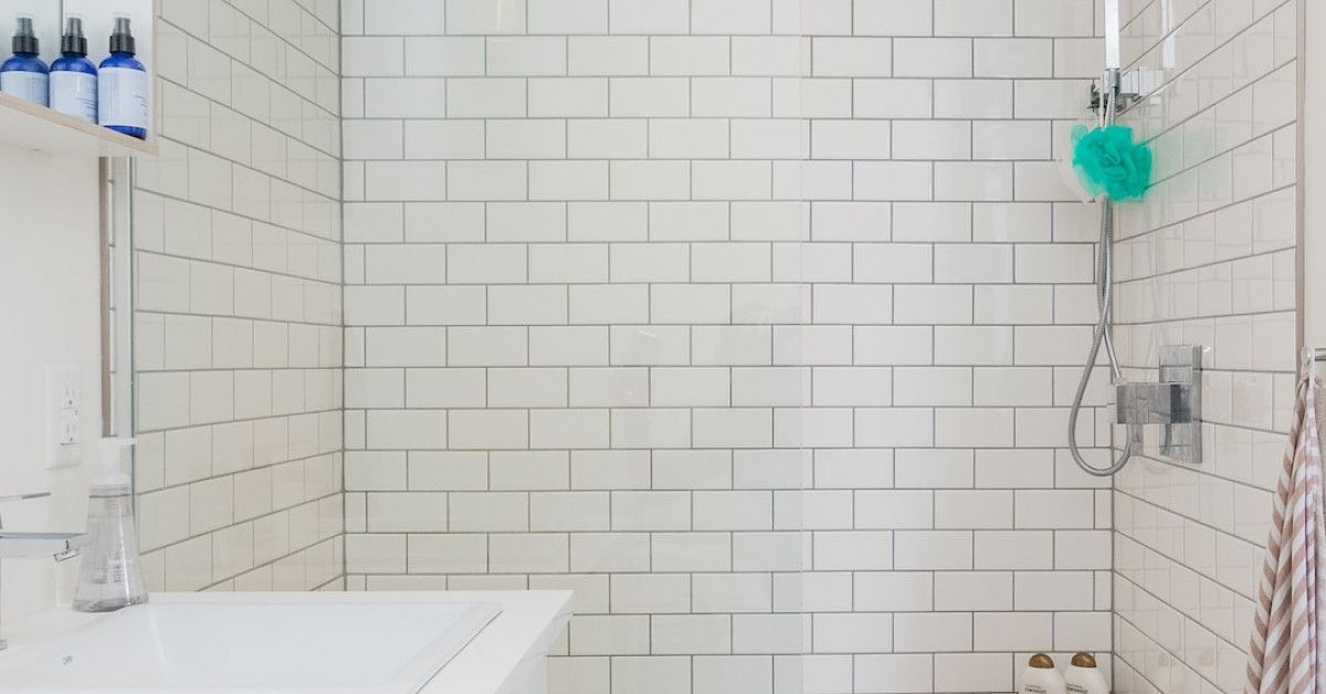 Menthol shower steamer clears sinuses for a refreshing experience.